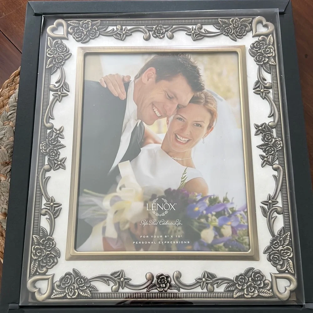 NWT - Lenox Vintage Love 8x10 Picture Frame